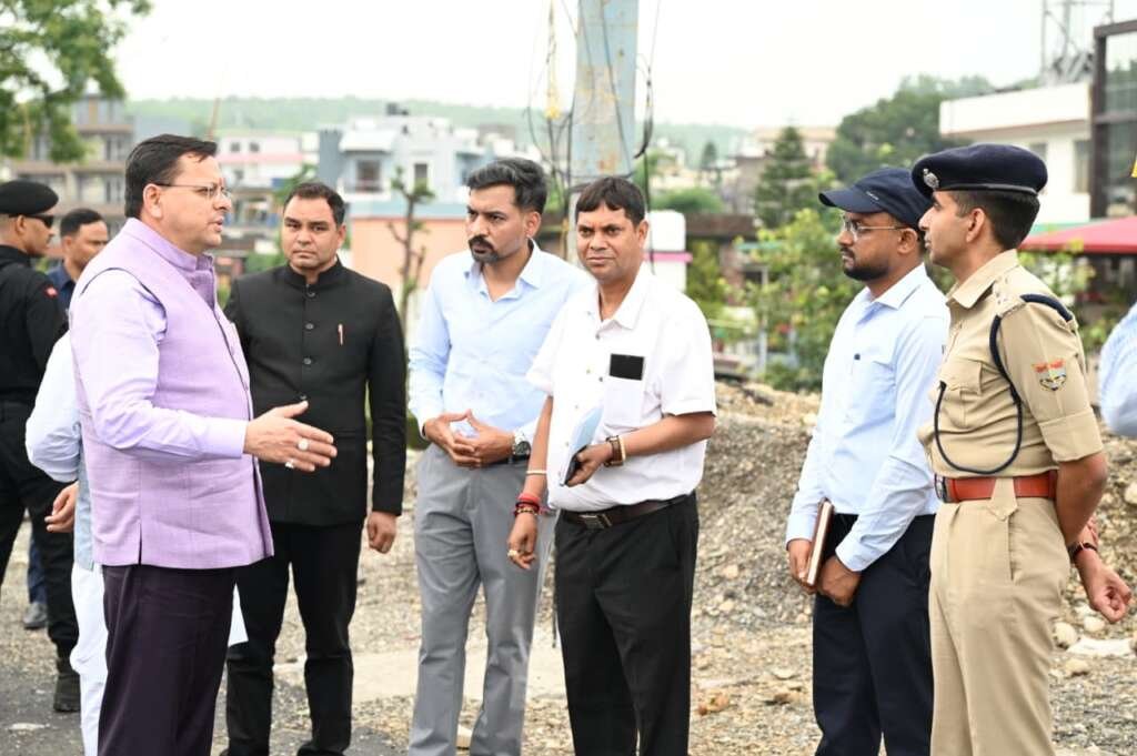 सीएम पुष्कर सिंह धामी नंदा की चौकी पुल की एप्रोच रोड का निरीक्षण करते हुए