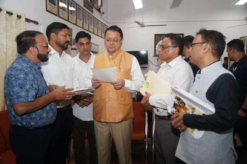 देहरादून में मुख्यमंत्री पुष्कर सिंह धामी से कर्मचारी संगठनों के प्रतिनिधिमंडलों की मुलाकात