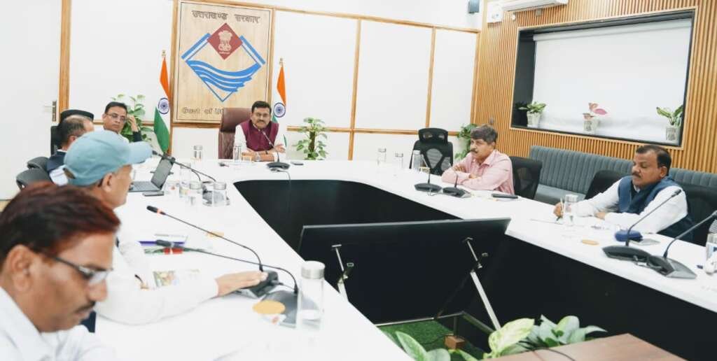 मुख्य सचिव आनंद बर्द्धन की अध्यक्षता में फलोत्पादन योजनाओं को लेकर बैठक