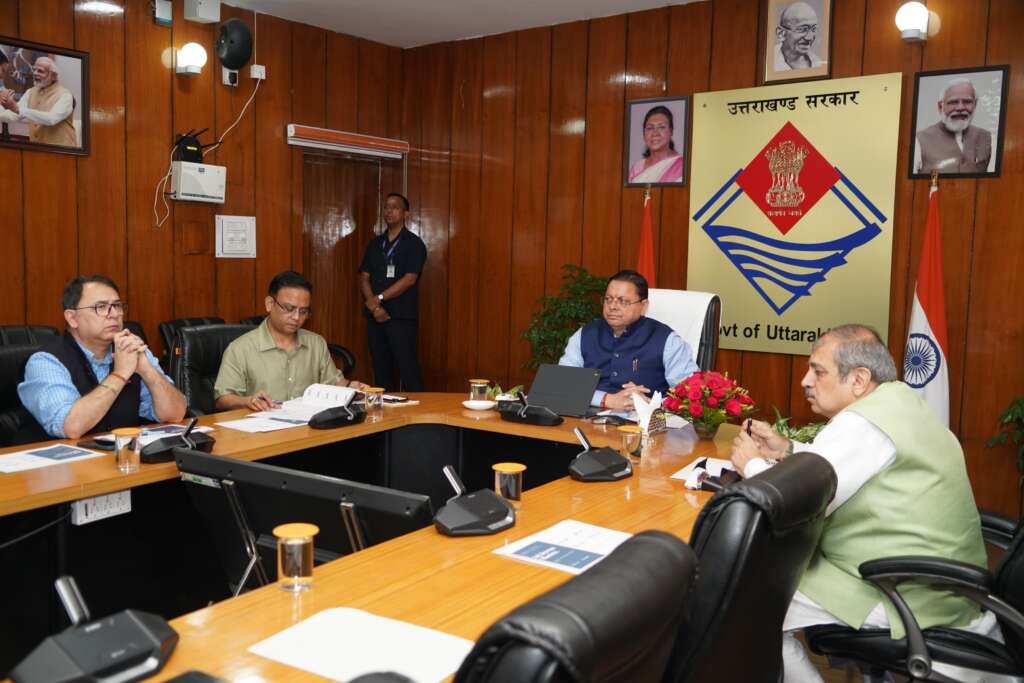 मुख्यमंत्री पुष्कर सिंह धामी सचिवालय में जल जीवन मिशन की समीक्षा बैठक करते हुए