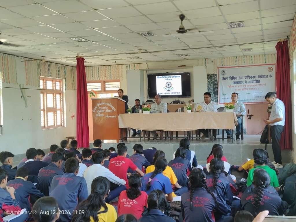 ज्योलिकोट में अंतरराष्ट्रीय युवा दिवस पर आयोजित विधिक जागरूकता शिविर में विद्यार्थियों को जानकारी देतीं सचिव पारुल थपलियाल