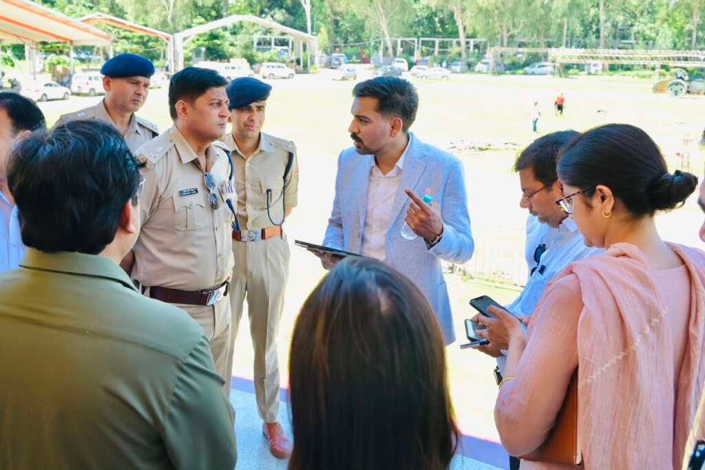 देहरादून परेड ग्राउंड में स्वतंत्रता दिवस समारोह की तैयारियों का निरीक्षण करते डीएम और एसएसपी