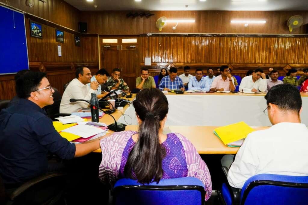 चम्पावत में जिला सड़क सुरक्षा समिति की बैठक लेते जिलाधिकारी मनीष कुमार