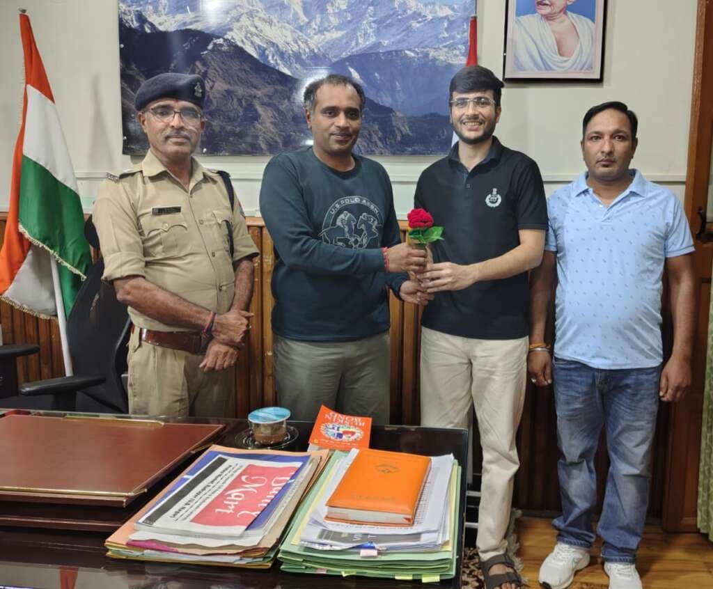 एसएसपी नैनीताल डॉ. मंजूनाथ टीसी अनुज पंत को शुभकामनाएं देते हुए