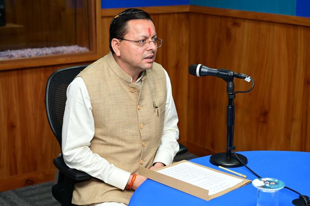 मुख्यमंत्री पुष्कर सिंह धामी दून विश्वविद्यालय के दीक्षारम्भ सत्र 2026-27 में युवाओं को संबोधित करते हुए