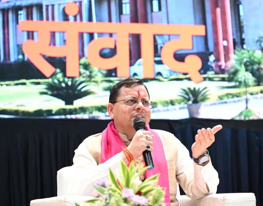 मुख्यमंत्री पुष्कर सिंह धामी युवाओं से संवाद करते हुए