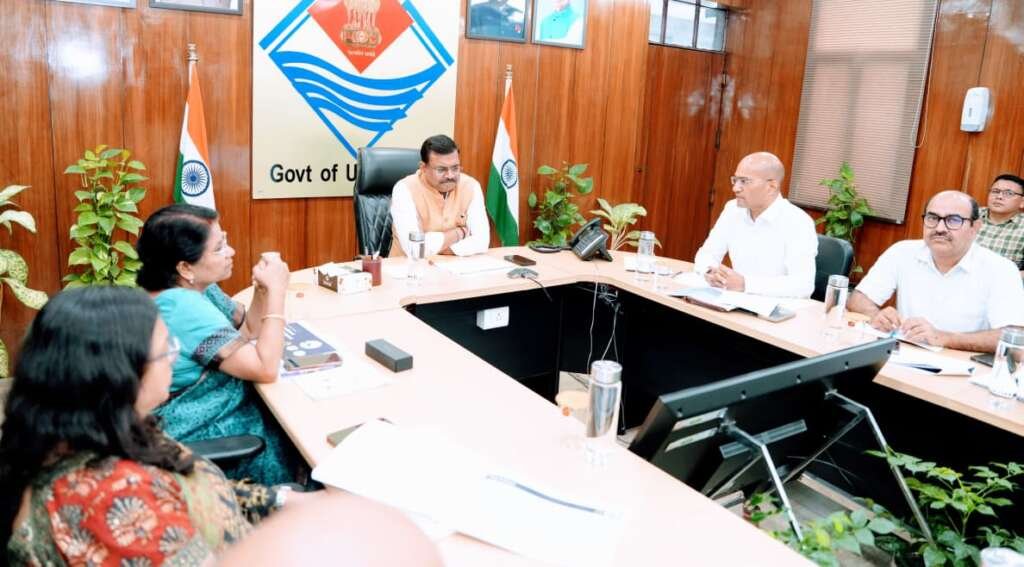 मुख्य सचिव आनंद बर्द्धन तकनीकी शिक्षा विभाग की समीक्षा बैठक करते हुए