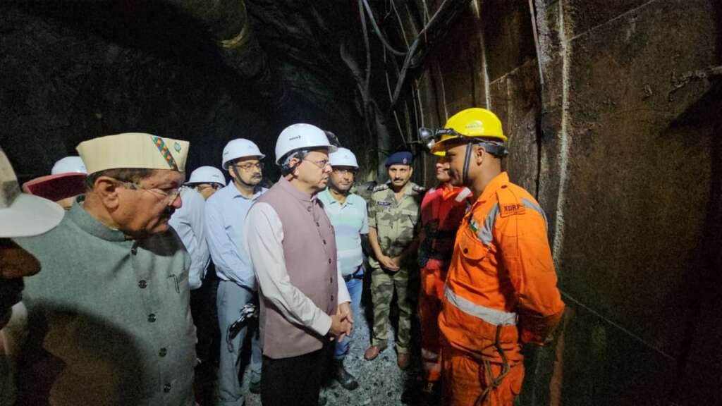 मुख्यमंत्री पुष्कर सिंह धामी टीएचडीसी टनल हादसे के बाद रेस्क्यू अभियान का जायजा लेते हुए