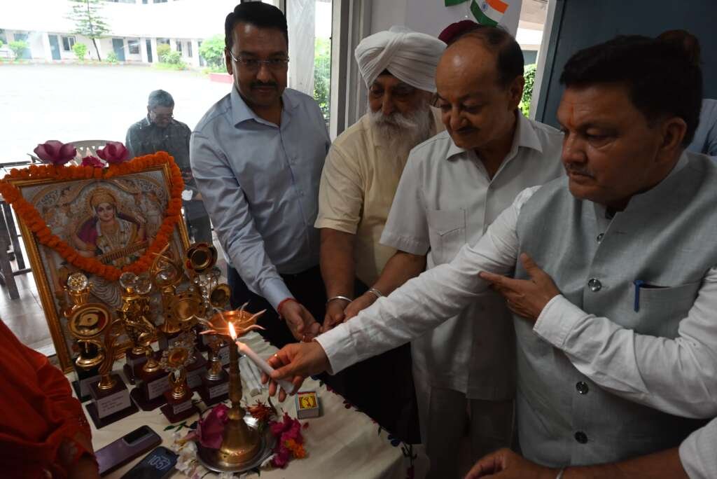 हल्द्वानी में विभाजन विभीषिका स्मृति दिवस कार्यक्रम में शहीदों और विस्थापितों को श्रद्धांजलि देते अतिथि