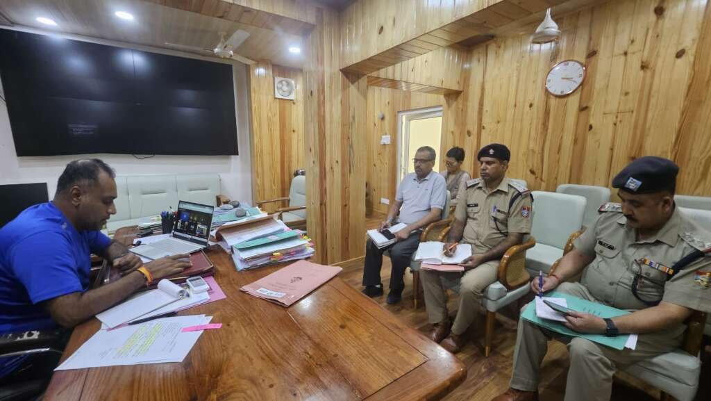 स्वतंत्रता दिवस को लेकर नैनीताल में सुरक्षा और यातायात व्यवस्था की समीक्षा करते एसएसपी डॉ. मंजूनाथ टीसी