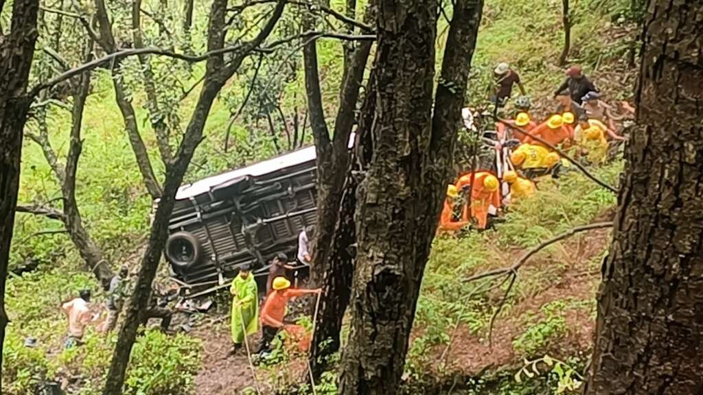 रामगढ़-मुक्तेश्वर मार्ग पर खाई में गिरे टेंपो ट्रैवलर का रेस्क्यू करते पुलिस और एसडीआरएफ जवान