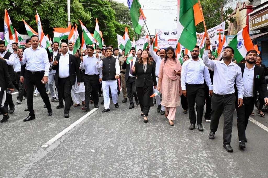 देहरादून में स्वतंत्रता दिवस की पूर्व संध्या पर आयोजित तिरंगा यात्रा में शामिल न्यायिक अधिकारी, अधिवक्ता और विद्यार्थी