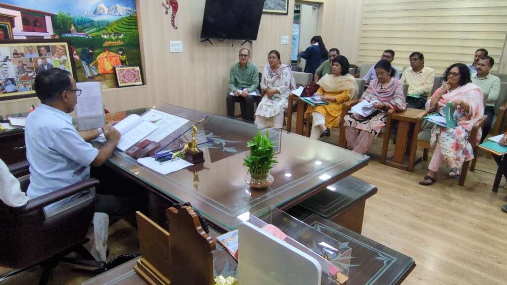 हल्द्वानी में चिकित्सा प्रबंधन समिति की बैठक में अस्पतालों की व्यवस्थाओं की समीक्षा करते जिलाधिकारी ललित मोहन रयाल