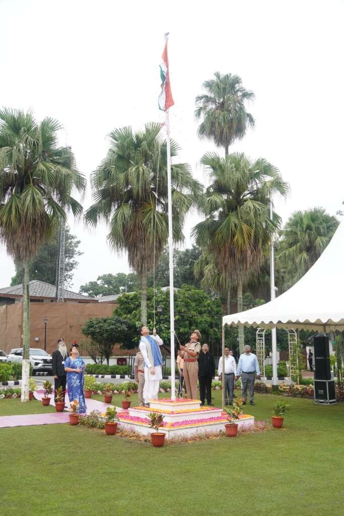 मुख्यमंत्री पुष्कर सिंह धामी मुख्यमंत्री आवास में स्वतंत्रता दिवस पर तिरंगा फहराते हुए