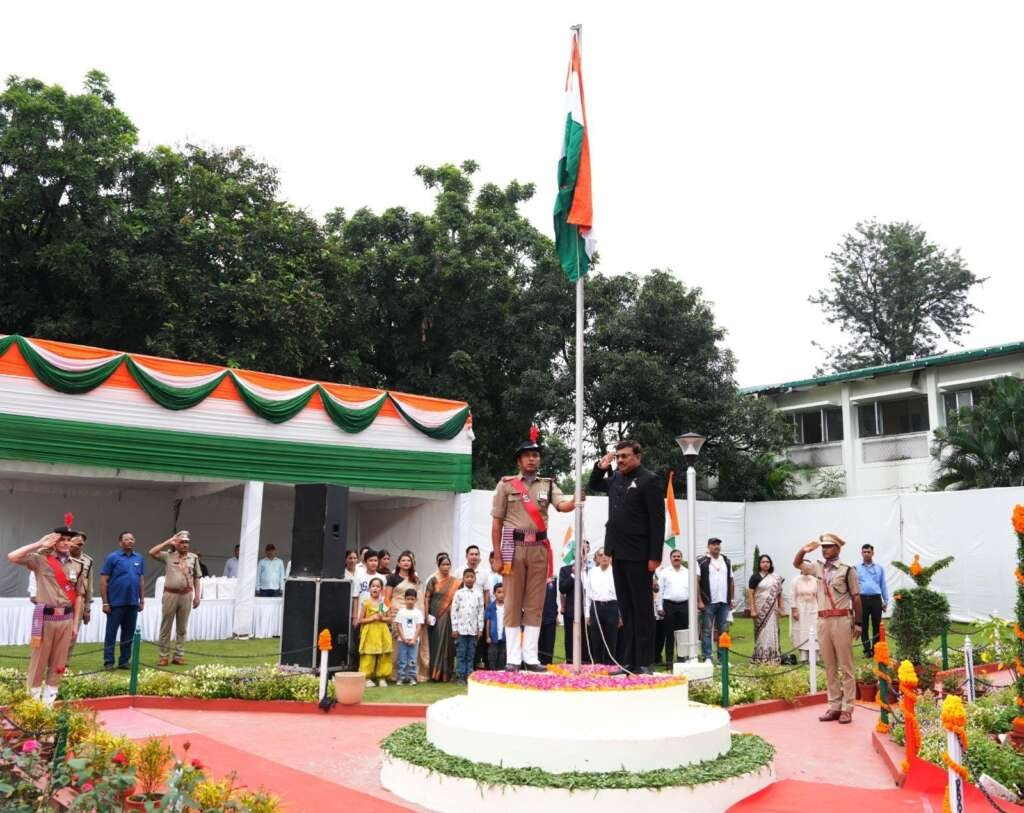 स्वतंत्रता दिवस पर सचिवालय में ध्वजारोहण करते मुख्य सचिव आनंद बर्द्धन