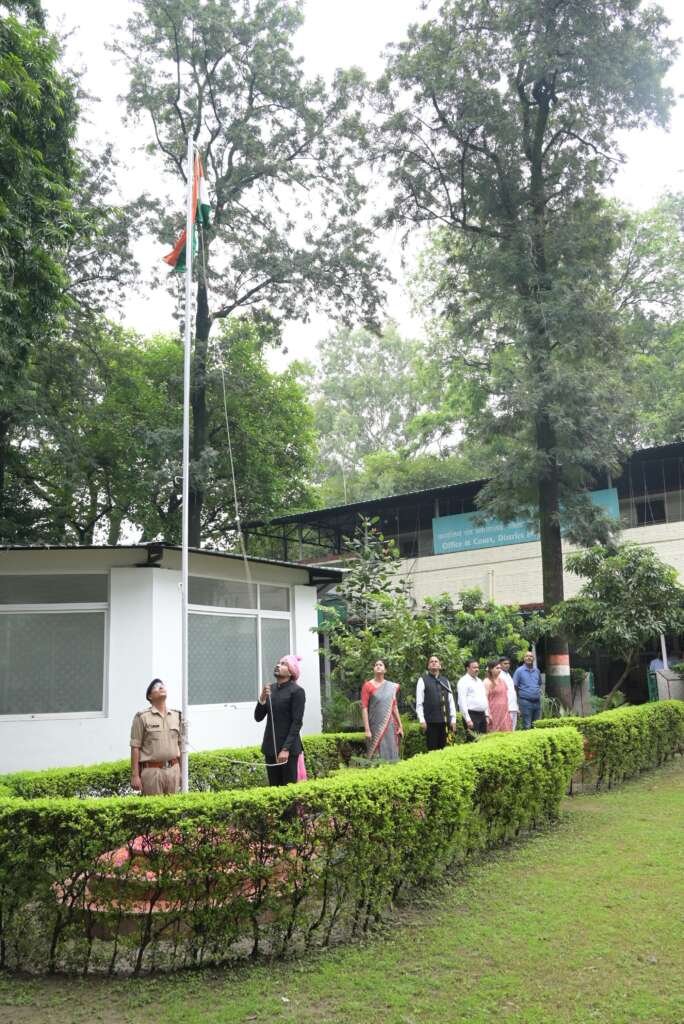 स्वतंत्रता दिवस पर देहरादून कलेक्ट्रेट में ध्वजारोहण करते जिलाधिकारी डॉ. आशीष चौहान