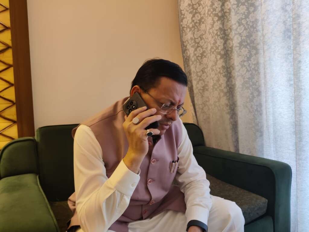 मुख्यमंत्री पुष्कर सिंह धामी लापता हवलदार पंकज के परिजनों और अधिकारियों से दूरभाष पर वार्ता करते हुए