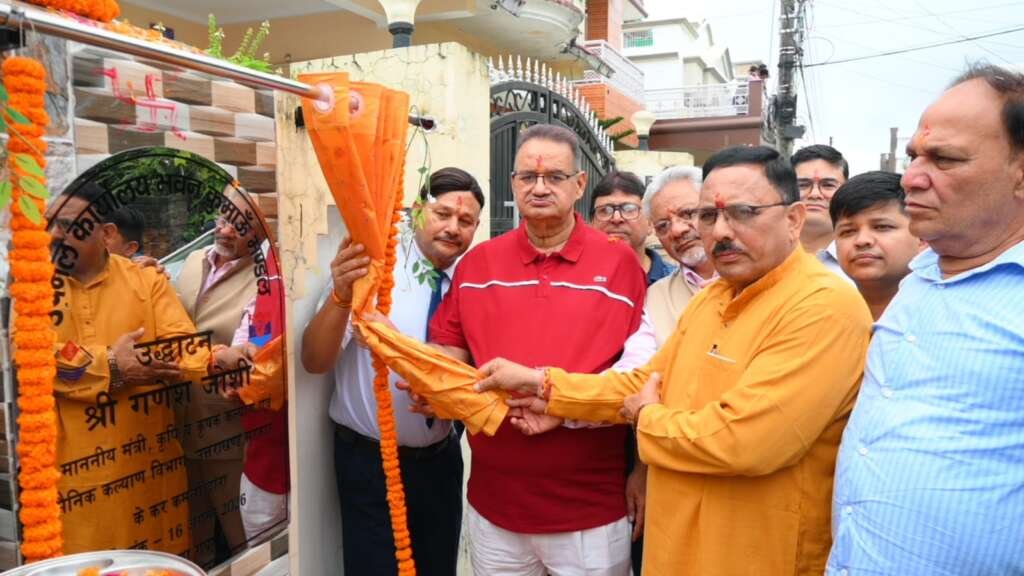 सैनिक कल्याण मंत्री गणेश जोशी हल्द्वानी में नवनिर्मित उपनल कार्यालय भवन का उद्घाटन करते हुए