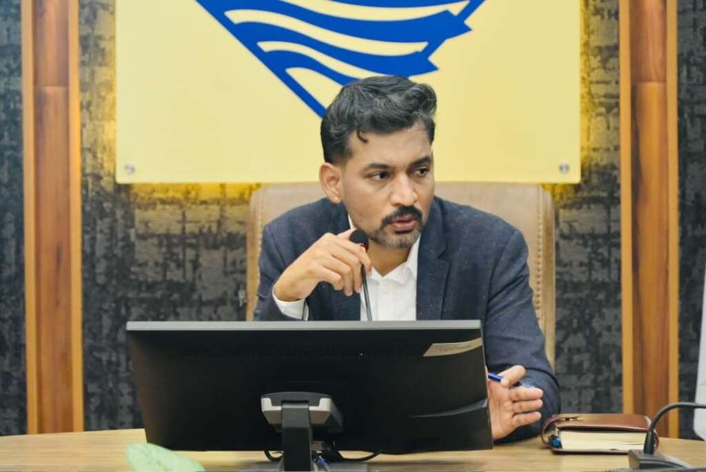जिलाधिकारी डॉ. आशीष चौहान जन समाधान दिवस में लोगों की शिकायतें सुनते हुए