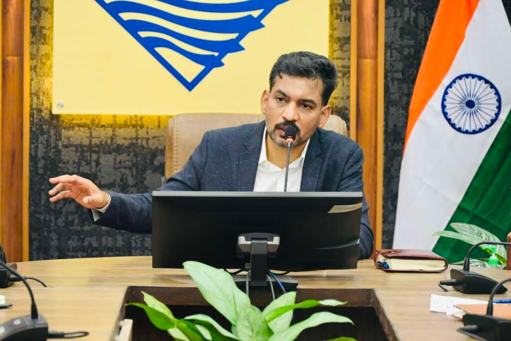 जिलाधिकारी डॉ. आशीष चौहान सीएम हेल्पलाइन और मुख्यमंत्री घोषणाओं की समीक्षा बैठक करते हुए