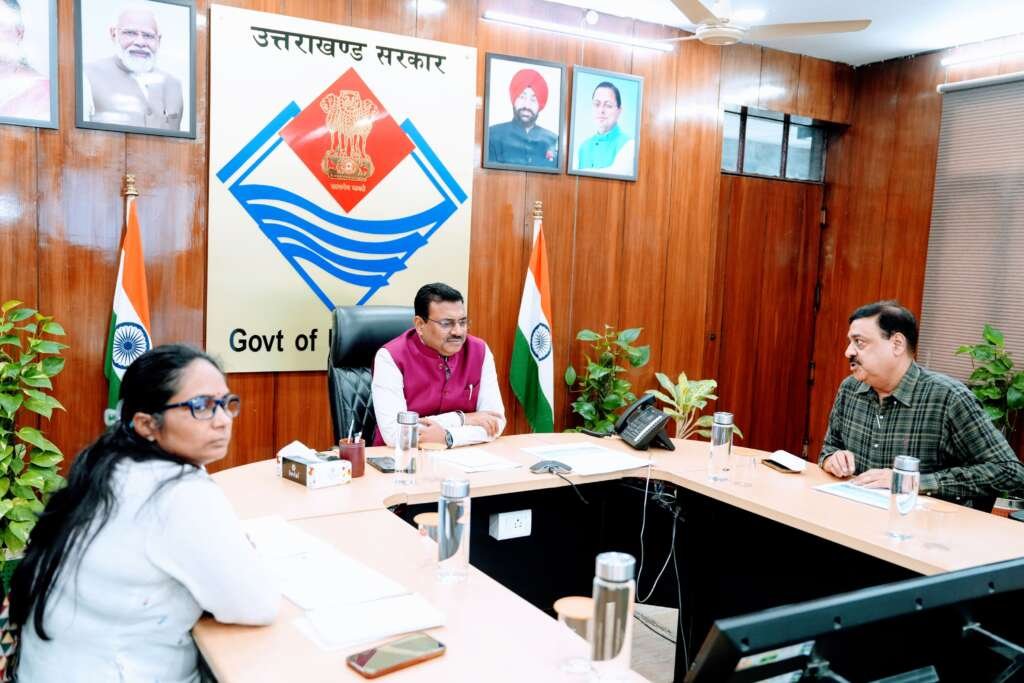 मुख्य सचिव आनन्द बर्द्धन स्वास्थ्य विभाग की समीक्षा बैठक में अधिकारियों को निर्देश देते हुए