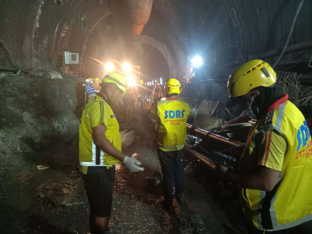 मायापुर-पीपलकोटी निर्माणाधीन टनल में रेस्क्यू अभियान के दौरान राहत एवं बचाव टीमों की कार्रवाई