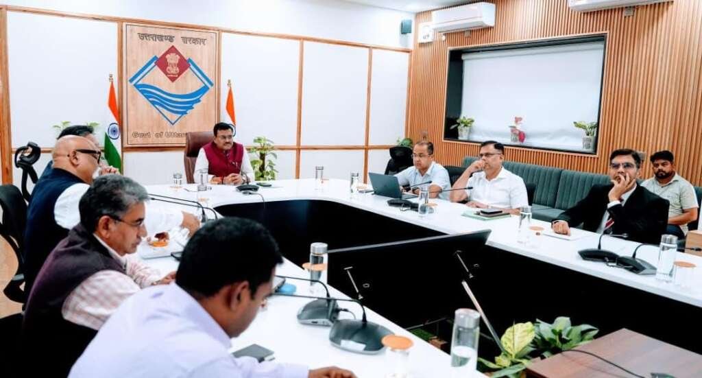 मुख्य सचिव आनंद बर्द्धन अधिकारियों के साथ समन्वय बैठक में चर्चा करते हुए