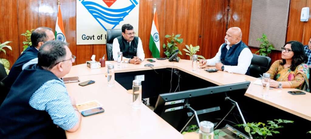 ओलंपिक-2036 की तैयारियों को लेकर अधिकारियों के साथ बैठक करते उत्तराखंड के मुख्य सचिव
