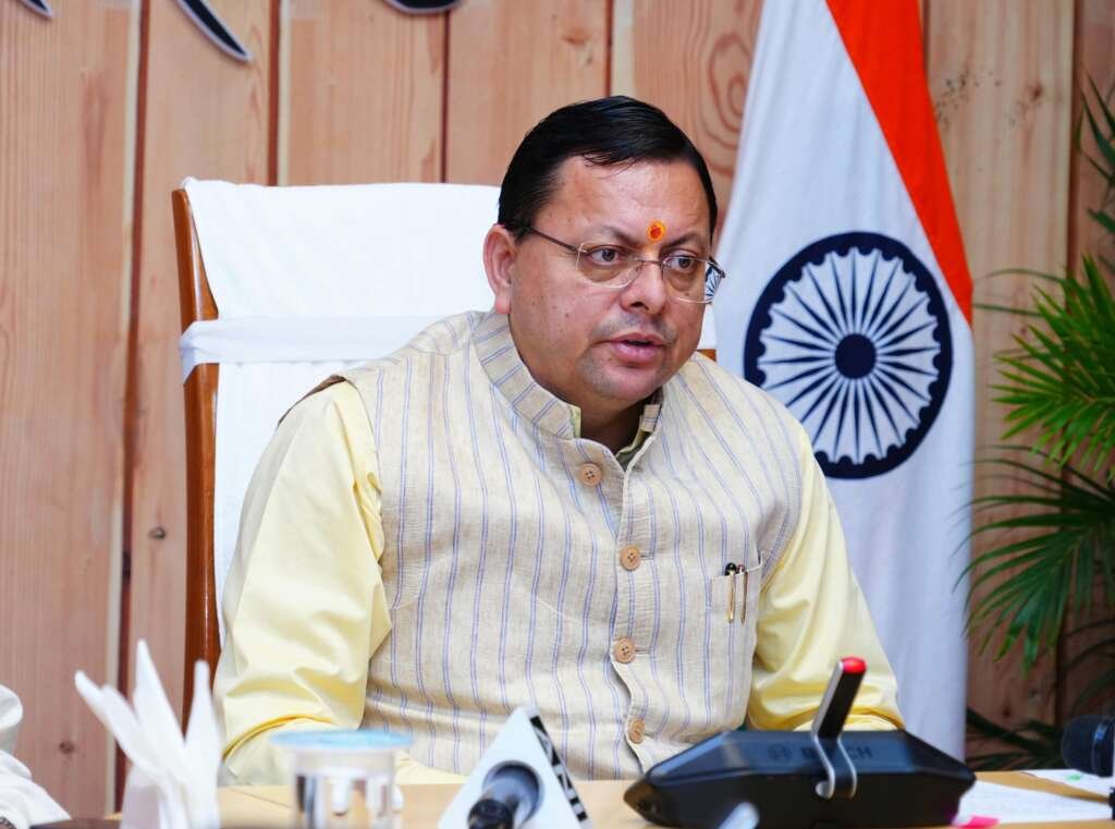 मुख्यमंत्री पुष्कर सिंह धामी प्रधानमंत्री आवास योजना शहरी के तहत पक्के मकानों को लेकर जानकारी देते हुए
