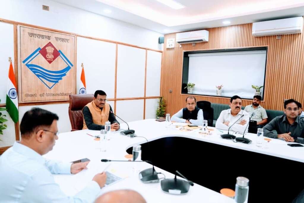 कुंभ मेला 2027 की आपदा प्रबंधन तैयारियों को लेकर बैठक करते मुख्य सचिव आनन्द बर्द्धन