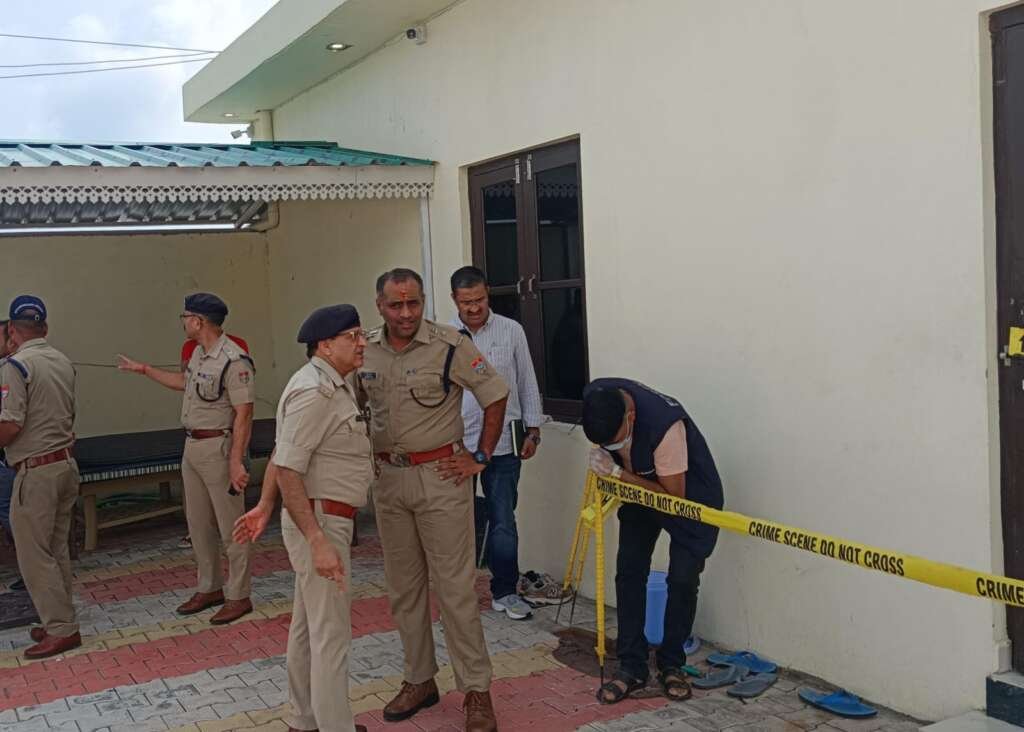 गोरापड़ाव लूटकांड के घटनास्थल का निरीक्षण करते SSP नैनीताल डॉ. मंजूनाथ टीसी