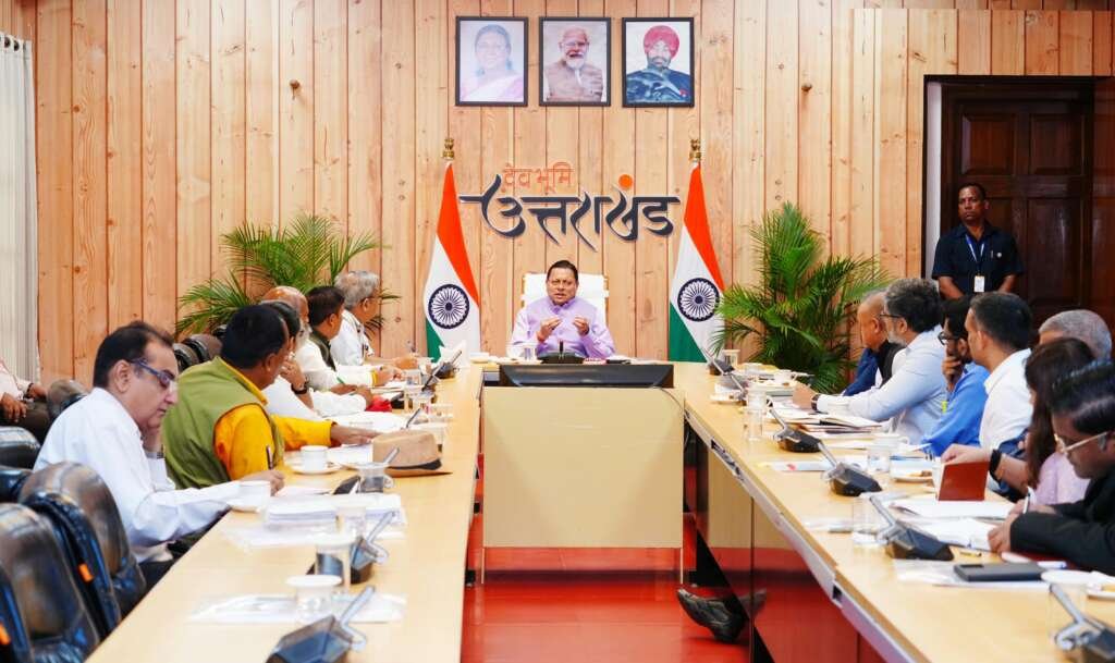 मुख्यमंत्री पुष्कर सिंह धामी ग्राम्य विकास एवं पलायन निवारण आयोग की बैठक की अध्यक्षता करते हुए