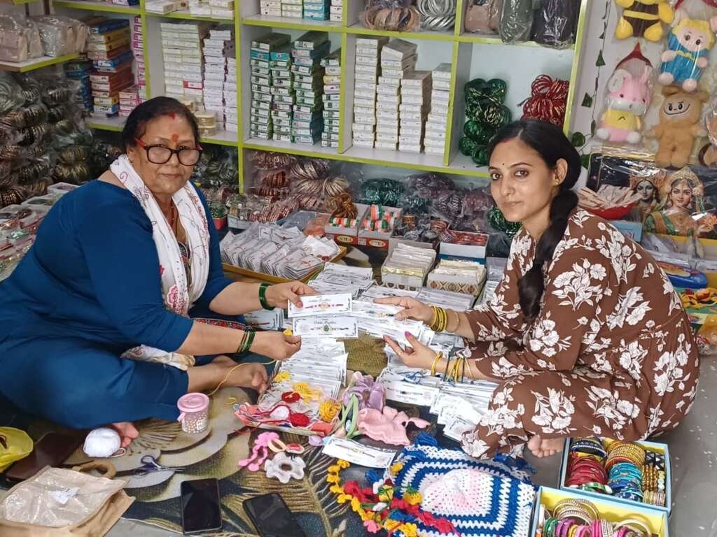 देहरादून के मालदेवता में सास-बहू लीला रावत और अलका रावत हैंडमेड राखियां तैयार करते हुए