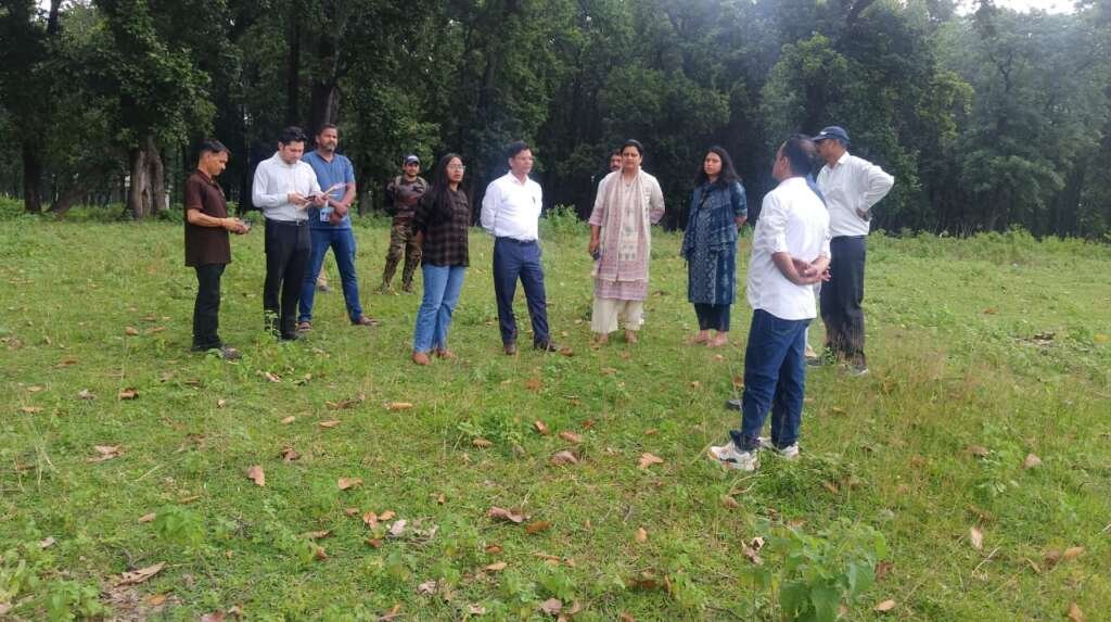 टनकपुर में सिडकुल स्थापना के लिए प्रस्तावित 30 हेक्टेयर भूमि का स्थलीय निरीक्षण करती संयुक्त टीम