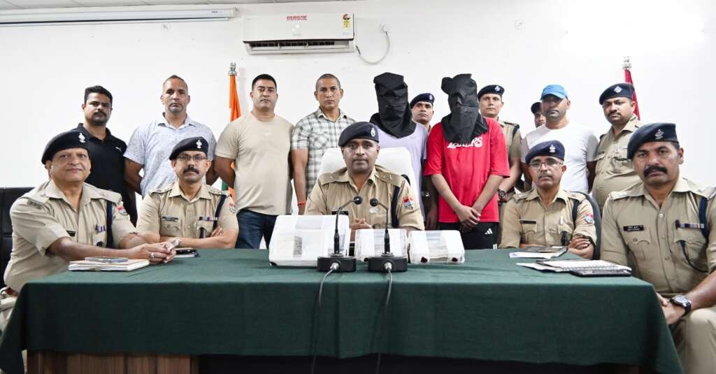 गोरापड़ाव डकैती मामले में गिरफ्तार दोनों आरोपी और पुलिस द्वारा बरामद हथियार व कारतूस