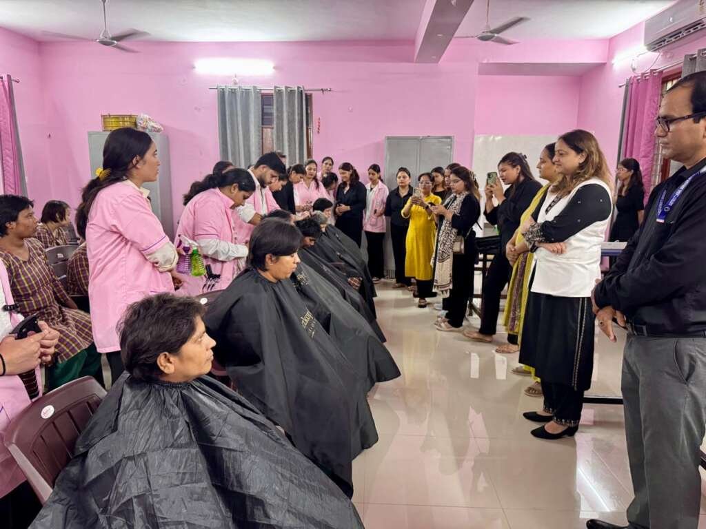 नारी निकेतन में संवासिनियों और बालिकाओं को हेयर ग्रूमिंग व पर्सनल केयर प्रशिक्षण