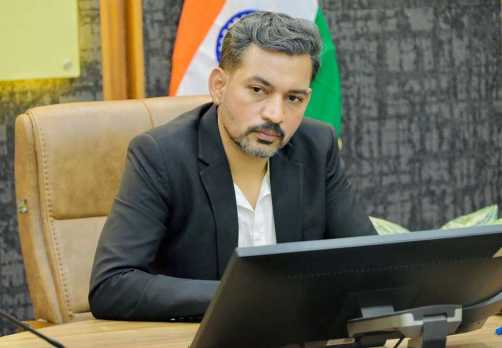 देहरादून में आईटी पार्क जलभराव की समस्या के स्थायी समाधान को लेकर बैठक करते जिलाधिकारी