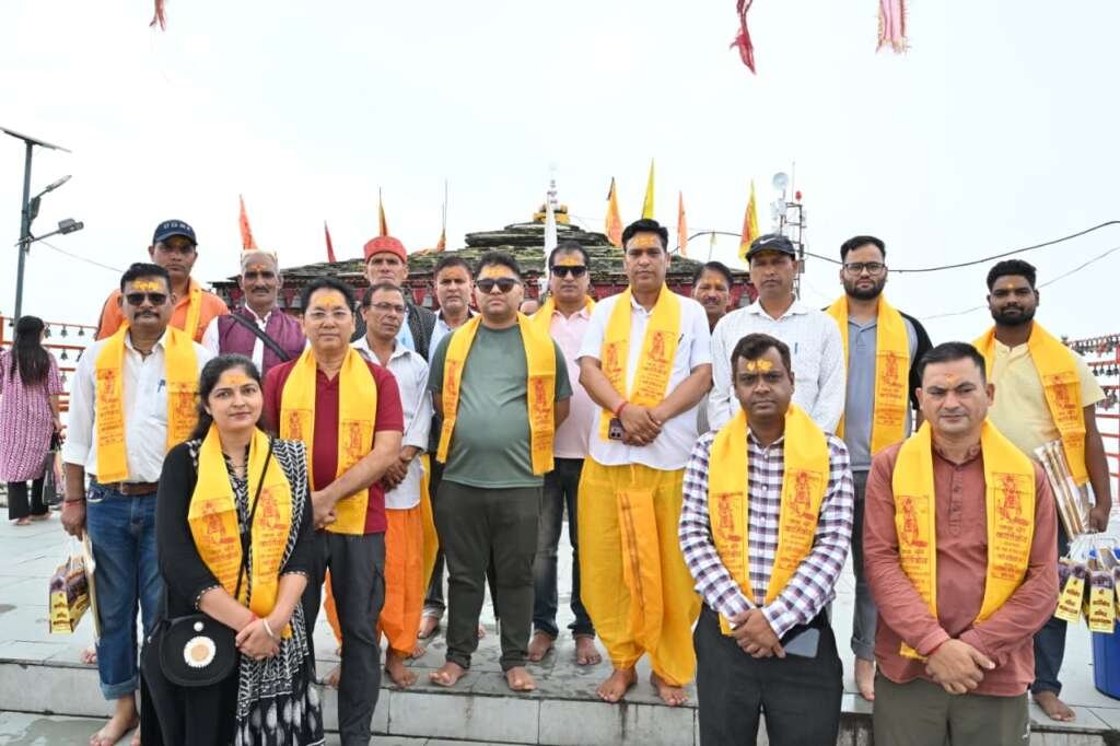कार्तिक स्वामी मंदिर क्षेत्र का निरीक्षण करते रुद्रप्रयाग जिलाधिकारी विशाल मिश्रा
