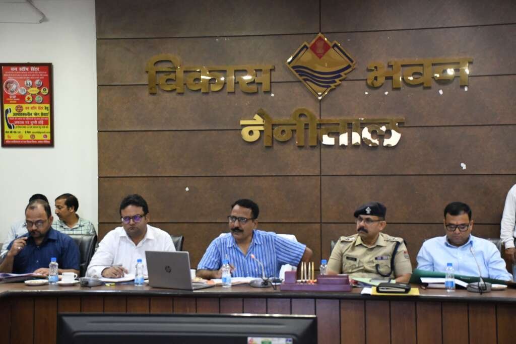 नैनीताल जिलाधिकारी ललित मोहन रयाल भीमताल में अधिकारियों के साथ समीक्षा बैठक करते हुए