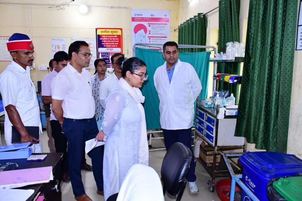 बागेश्वर में डीएम अपूर्वा पाण्डे सीएचसी कांडा का निरीक्षण करते हुए