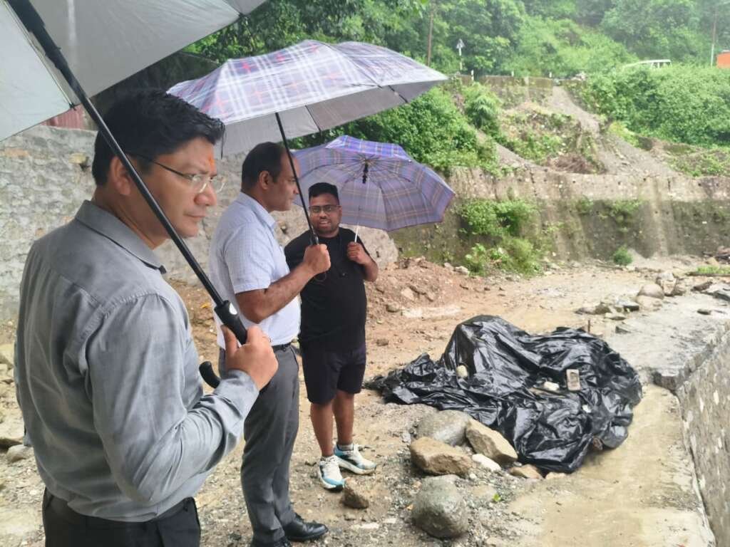 चंपावत में जिलाधिकारी मनीष कुमार पूर्णागिरि रोपवे परियोजना का स्थलीय निरीक्षण करते हुए