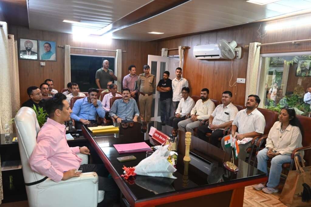 आयुक्त दीपक रावत जनसुनवाई में नागरिकों की समस्याएं सुनते हुए