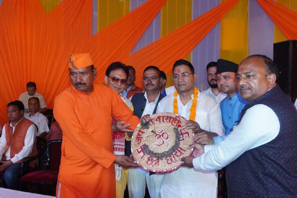 कैबिनेट मंत्री राम सिंह कैड़ा देवीधुरा बग्वाल मेले का शुभारंभ करते हुए