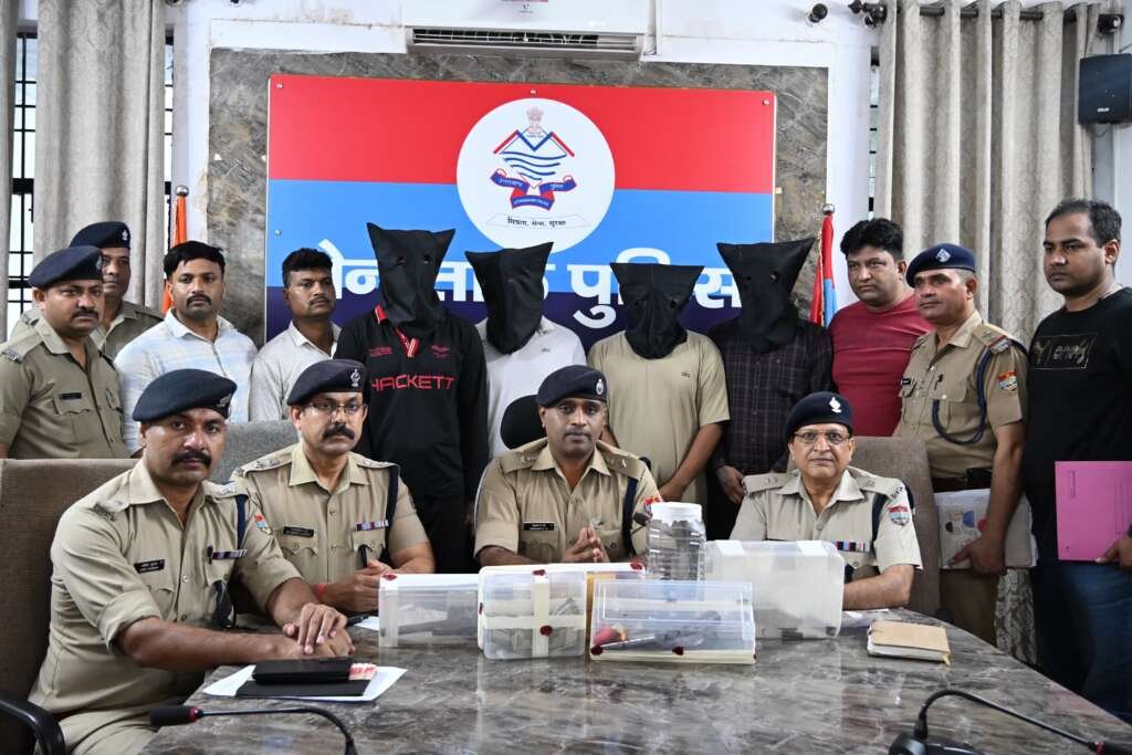 गोरापड़ाव डकैती मामले में गिरफ्तार आरोपियों के साथ बरामद वाहन और हथियार