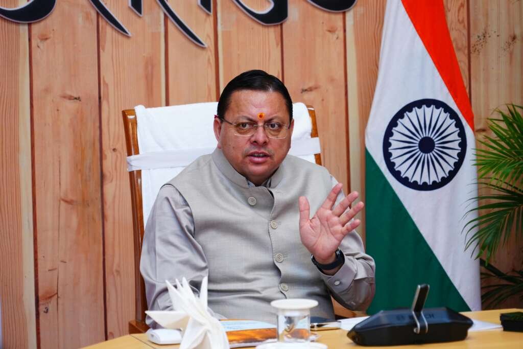 मुख्यमंत्री पुष्कर सिंह धामी रोपवे परियोजनाओं की प्रगति की समीक्षा करते हुए
