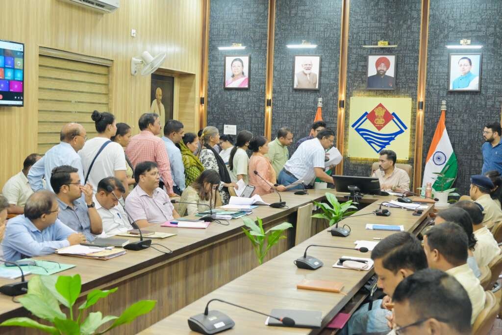 देहरादून डीएम डॉ. आशीष चौहान समाधान दिवस में जनसमस्याएं सुनते हुए