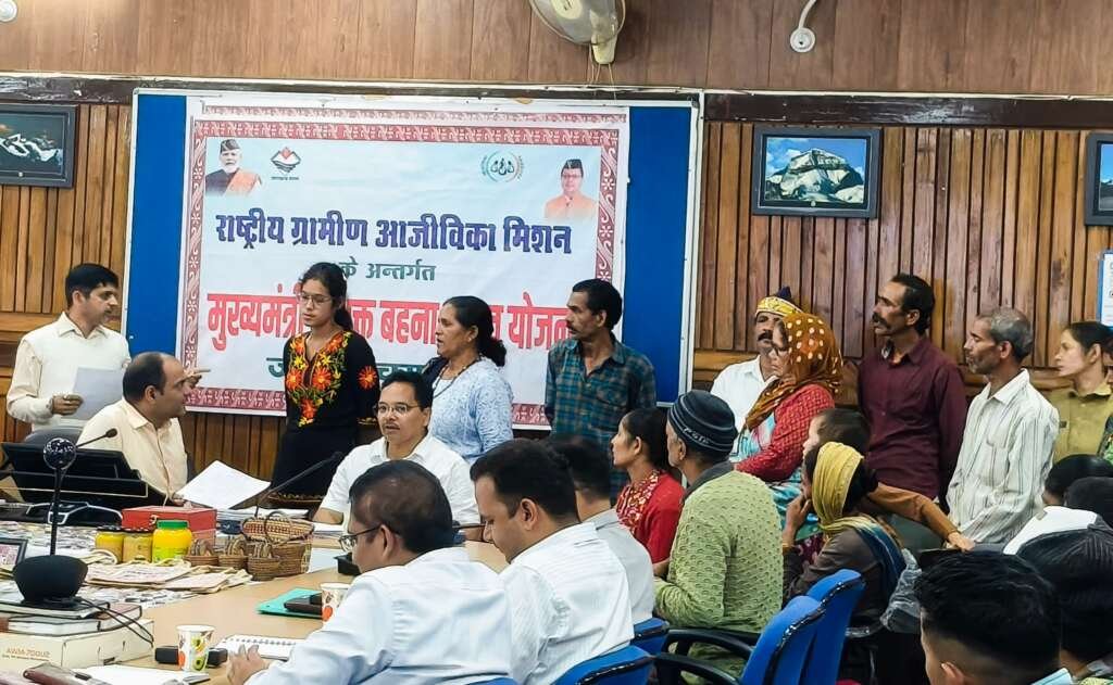चंपावत जिलाधिकारी मनीष कुमार जनता मिलन कार्यक्रम में फरियादियों की समस्याएं सुनते हुए