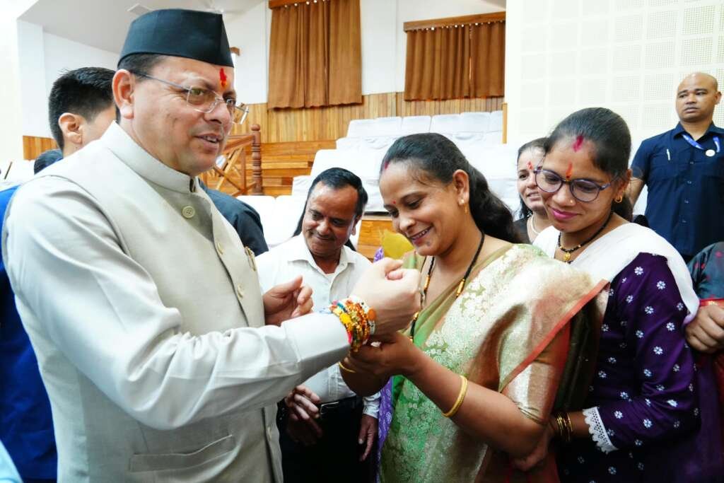 मुख्यमंत्री पुष्कर सिंह धामी को महिलाएं रक्षा सूत्र बांधते हुए