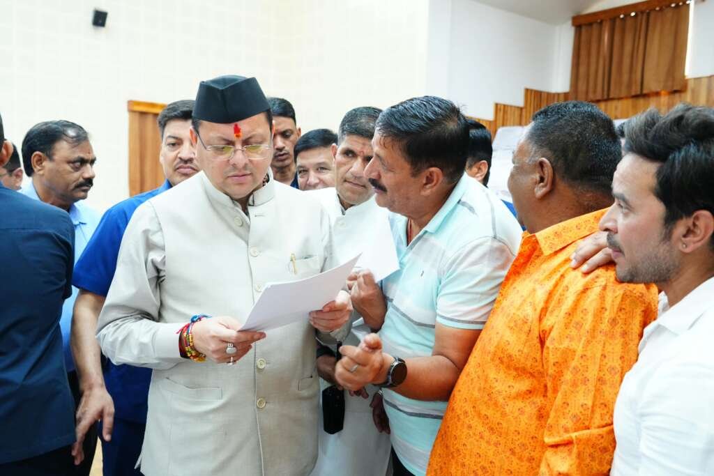 मुख्यमंत्री पुष्कर सिंह धामी मुख्य सेवक सदन में जनसमस्याएं सुनते हुए