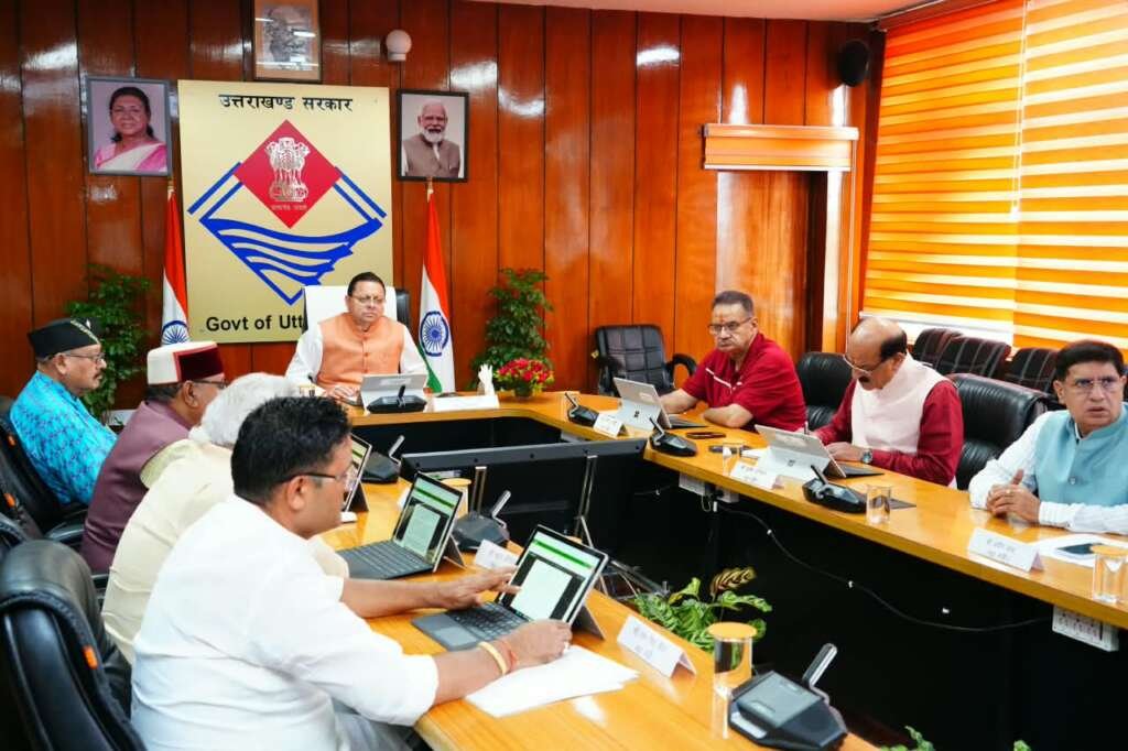 मुख्यमंत्री पुष्कर सिंह धामी कैबिनेट बैठक में प्रदेश की सड़कों के सुधार पर चर्चा करते हुए